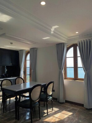 Coffres-forts dans les chambres, bureau, rideaux occultants