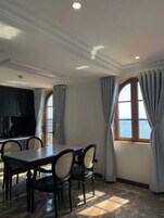 高级双人房, 1 张特大床, 海景 | 客房内保险箱、办公桌、遮光窗帘、免费 WiFi