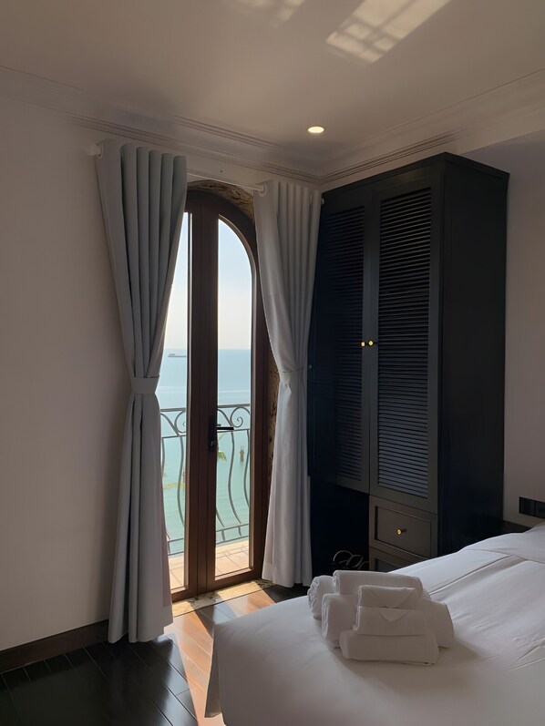 Superior Double Room, 1 King Bed, Sea View | In-room safe, desk, blackout drapes, free WiFi - The Room Hotel - Starbucks  (An Thoi)