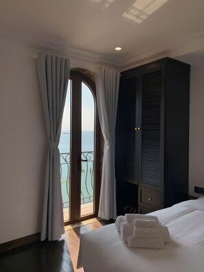 Habitación doble superior, 1 cama de matrimonio grande, vistas al mar | Escritorio y wifi gratis