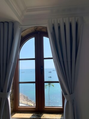 Habitación doble superior, 1 cama de matrimonio grande, vistas al mar | Escritorio y wifi gratis