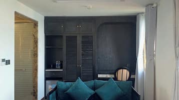 Habitación doble superior, 1 cama King size, vista al mar | Caja de seguridad en la habitación, escritorio y cortinas blackout