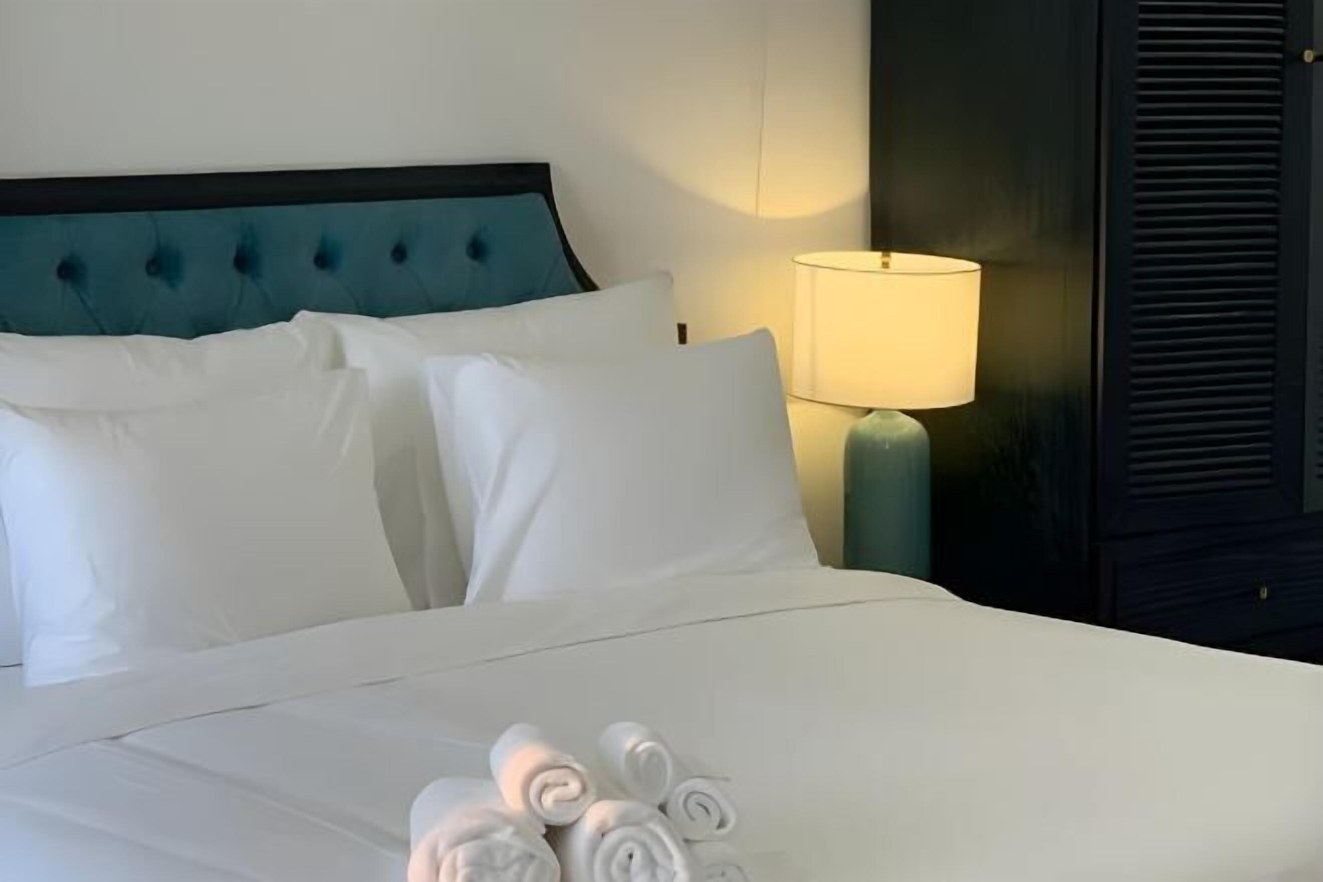 Safe på rommet, skrivebord, blendingsgardiner og wi-fi (inkludert)