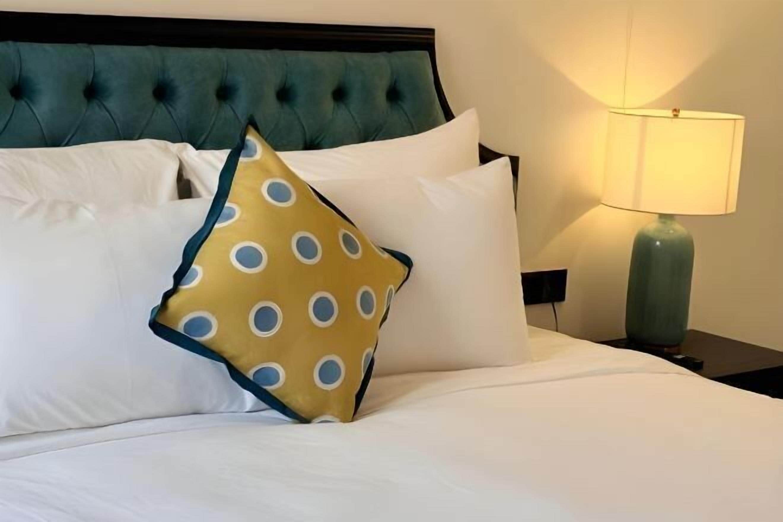 Safe på rommet, skrivebord, blendingsgardiner og wi-fi (inkludert)