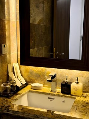 Superior Double Room, 1 King Bed, Balcony | Bathroom