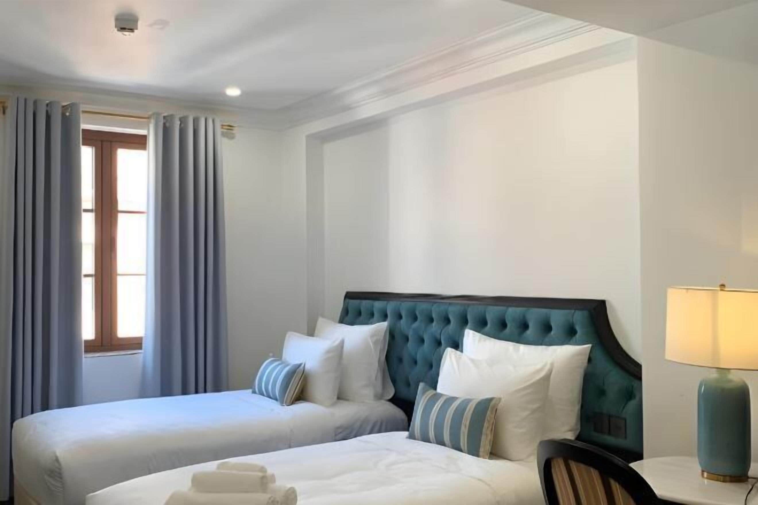 Safe på rommet, skrivebord, blendingsgardiner og wi-fi (inkludert)