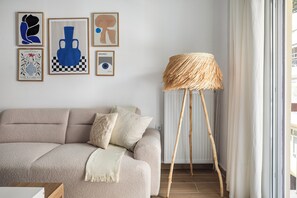 Apartamento, 1 habitación, cocina, vistas a la ciudad | Sala de estar | Smart TV de 43 pulgadas con canales digitales, servicios de streaming