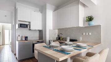 Apartment, 1 Bedroom, Kitchen, City View | In-room dining