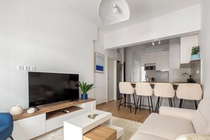 อพาร์ทเมนท์, 1 ห้องนอน, ห้องครัว, วิวเมือง | ห้องนั่งเล่น | สมาร์ททีวี 43 นิ้ว พร้อมช่องดิจิตอล, บริการสตรีมมิ่ง