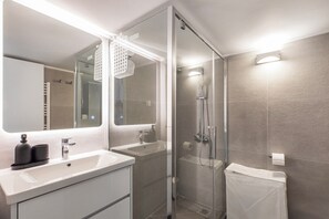 Apartamento, 1 habitación, cocina, vistas a la ciudad | Baño | Ducha, artículos de higiene personal gratuitos y secador de pelo