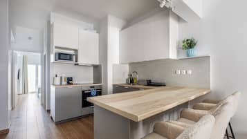 Apartment, 1 Bedroom, Kitchen, City View | In-room dining