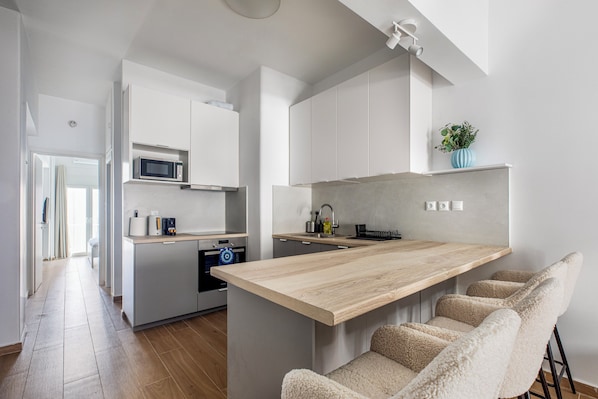 Appartement, 1 chambre, cuisine, vue ville | Restauration dans la chambre