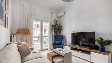 Apartment, 1 Bedroom, Kitchen, City View | Living room | 43-inch Smart TV with digital channels, streaming services