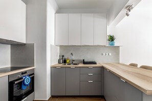 อพาร์ทเมนท์, 1 ห้องนอน, ห้องครัว, วิวเมือง | ครัวส่วนตัว | ตู้เย็นขนาดใหญ่, ไมโครเวฟ, เตาอบ, เตาประกอบอาหาร