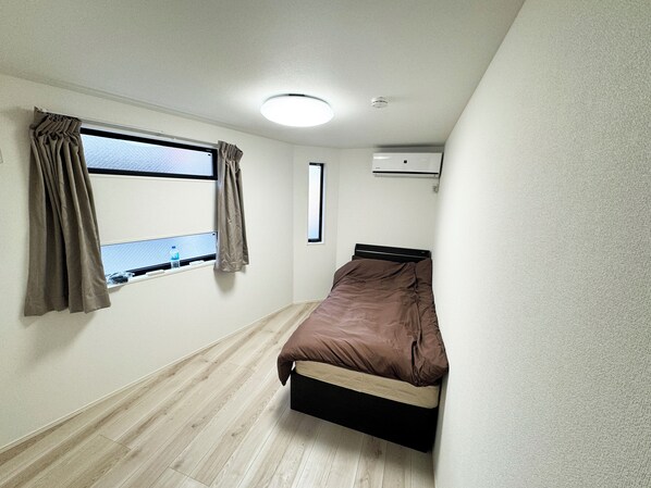 Quarto triplo família, várias camas, vista para a cidade | Escrivaninha, espaço de trabalho para notebook, Wi-Fi de cortesia