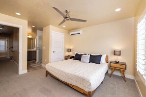 5 chambres, bureau, fer et planche à repasser, lit de bébé portatif