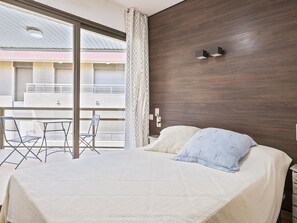 3 bedrooms, iron/ironing board, Internet, bed sheets