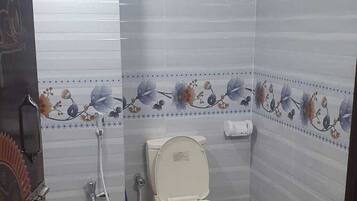 Toalettartikler (inkludert), håndklær, såpe og sjampo