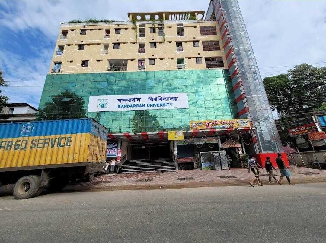 Un edificio con un letrero que indica la Universidad Bandaran.