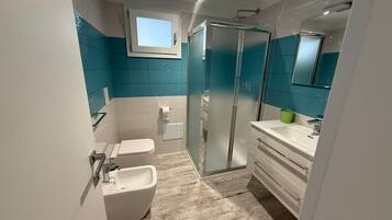 Douche, sèche-cheveux, bidet, serviettes fournies