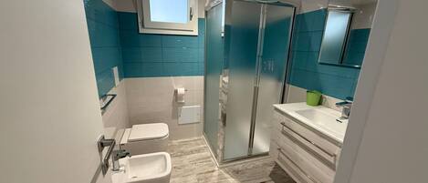 Dusch, hårtork, bidé och handdukar