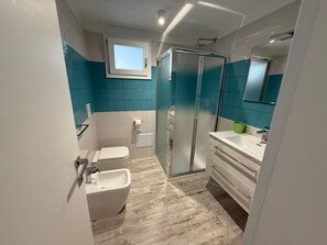 Dusche, Haartrockner, Bidet, HandtĂŒcher