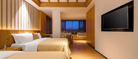 Une chambre d’hôtel avec deux lits, une télévision, des panneaux de bois et une vue sur le ciel nocturne.