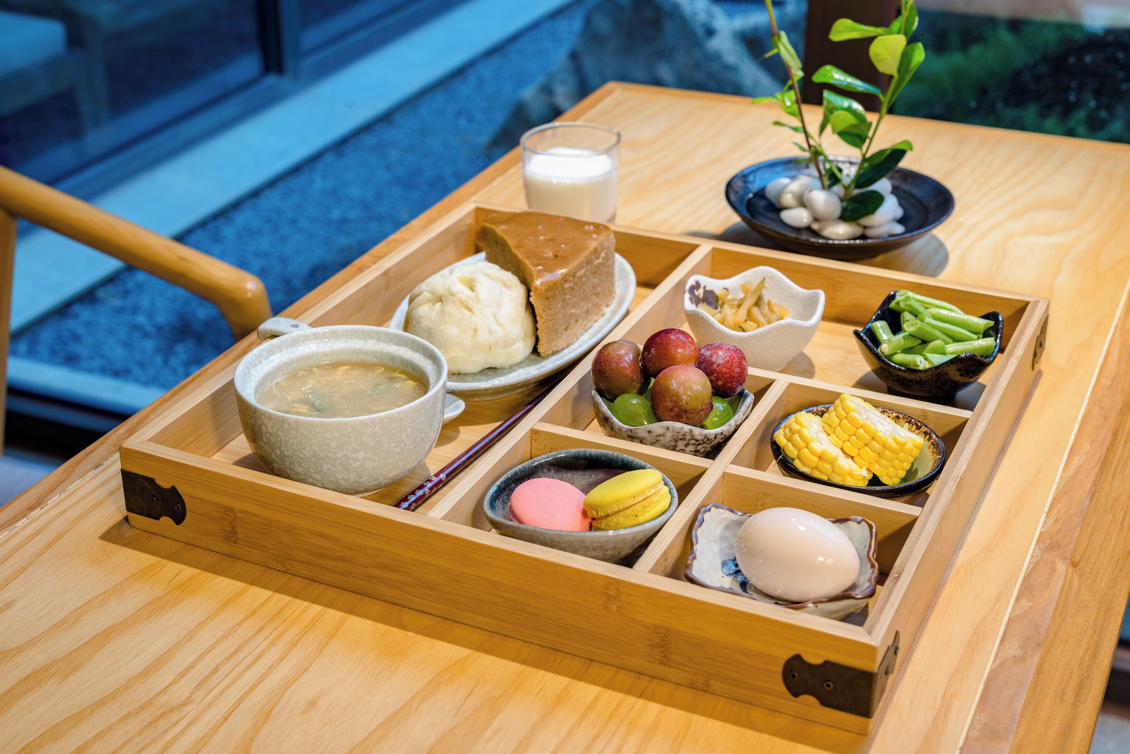 Frokost med lokale retter er inkludert hver dag