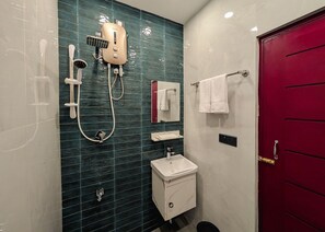 Deluxe Single Room | Bathroom | Shower, towels, soap, shampoo - Kings Grand Hotel (Colombo)