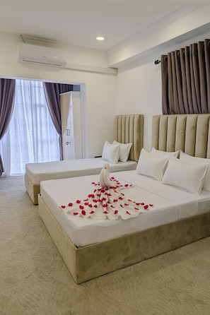 Deluxe Triple Room | In-room safe, desk, laptop workspace, soundproofing - Kings Grand Hotel (Colombo)