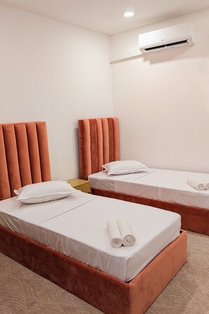 Chambre Deluxe avec lits jumeaux | Coffres-forts dans les chambres, bureau