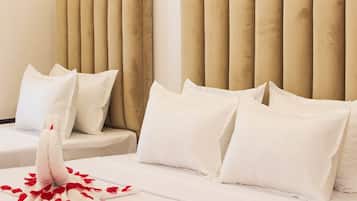 Luxury Triple Room | Peti besi dalam bilik, meja, ruang kerja komputer riba, kalis bunyi