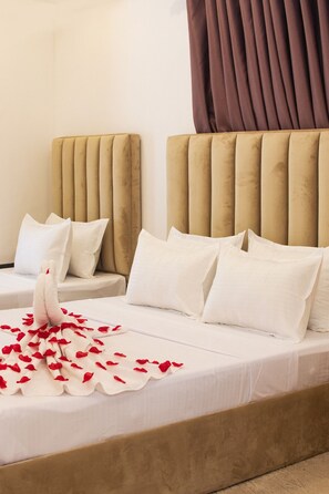 Habitació triple de luxe | Caixa forta a l'habitació i escriptori 