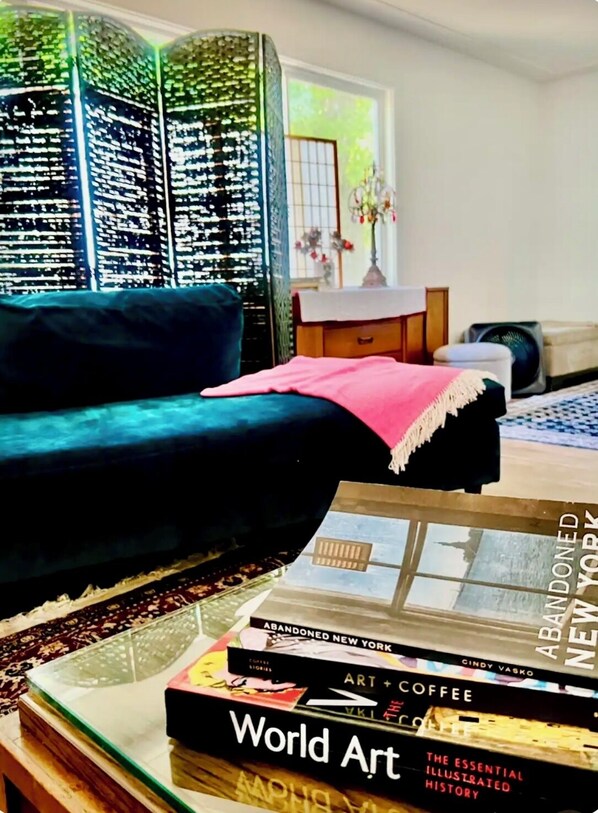 Interior - Stylish Mid Century Modern- 1 hour from Oregon Coast (Salem)