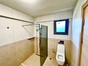 Een douche, een bubbelbad, een haardroger, een bidet