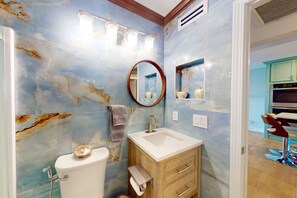 Suihku, hiustenkuivaaja, pyyhkeet