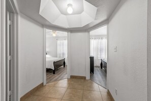 5 habitaciones, tabla de planchar con plancha y wifi gratis