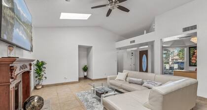 Spacious 5-bedroom house in delightful Glendale with WiFi, AC