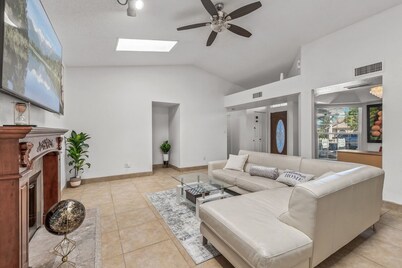 Spacious 5-bedroom house in delightful Glendale with WiFi, AC