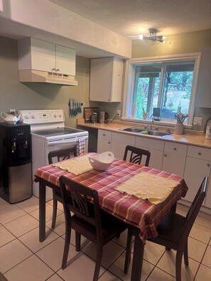 Frigorifero, forno, piano cottura, macchina per tè/caffè