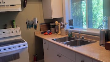Fridge, oven, stovetop, coffee/tea maker