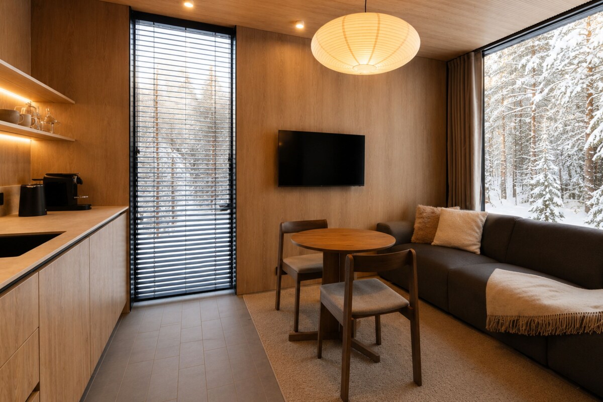 Un interior moderno con cocina, comedor y zona de estar.