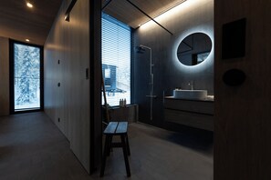 Villa – standard, tilpasset bevegelseshemmede | Bad | Dusj, hårføner, tøfler og håndklær