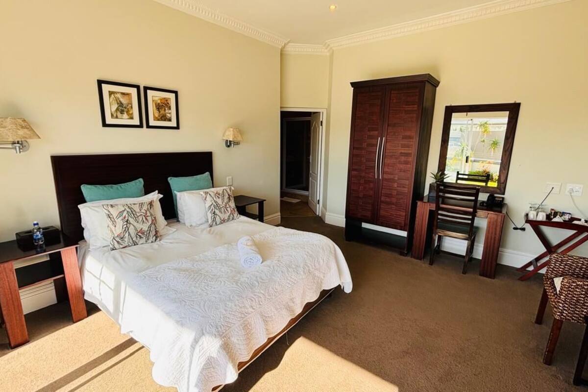 Chambre panoramique double, 1 grand lit, non-fumeur, vue partielle sur la mer | Décor unique, ameublement unique, bureau