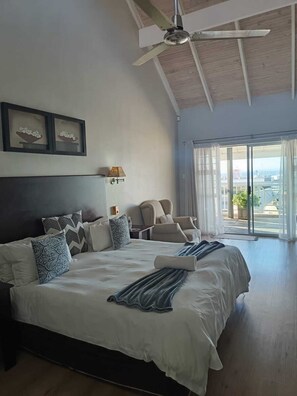 Habitación superior con 1 cama doble o 2 individuales, vistas al mar | Decoración individual, mobiliario individual, escritorio