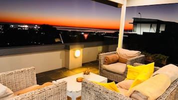 Panoramic Double Room, 1 Queen Bed, Non Smoking, Partial Sea View | City view
