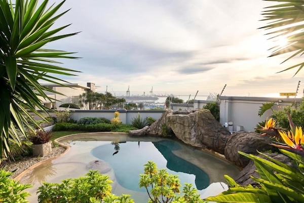 Una piscina al aire libre