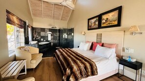 Honeymoon Suite | Individually decorated, individually furnished, desk, laptop workspace - Sir Roys at the sea  (Gqeberha)