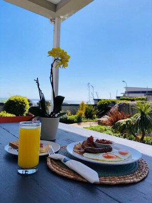 Daily full breakfast (ZAR 120.00 per person)