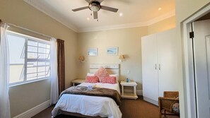 Kamar Double Ekonomi | Didekorasi berbeda-beda dan dilengkapi dengan perabotan berbeda-beda